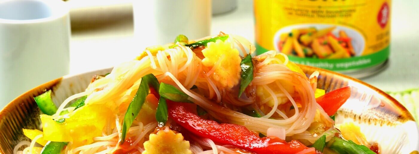 Σαλάτα με Stir Fry Noodles και Πολύχρωμες Πιπεριές